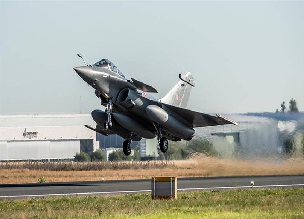 Rafale fighter jets arrive at Ambala Air Force Base in Haryana this afternoon. There, Air Force Commander Badaria formally welcomes these aircraft and dedicates them to the Air Force. Restrictions, including 144 restraining orders, have been imposed in Ambala ahead of the event.